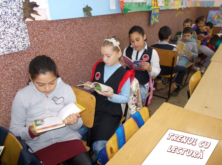 „Trenul cu lectură” – acţiune de susţinere a cititului, desfăşurată de bibliotecarii Secţiei pentru copii a Bibliotecii Judeţenă „Petre Dulfu” Baia Mare, Maramureş, la Şcoala Gimnazială „Petre Dulfu” Baia Mare - 23 octombrie 2015