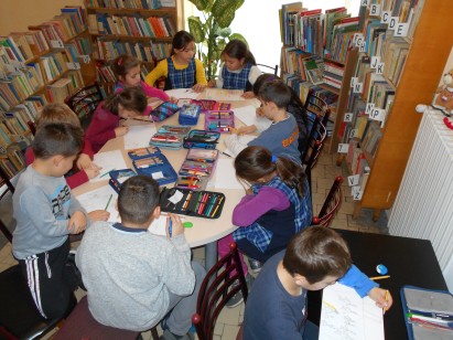 „Colorăm şi ne distrăm” – atelier ludic în 16 iunie 2017 la Biblioteca Judeţeană Mureş, Secţia pentru copii, bibliotecar Maria Merdar